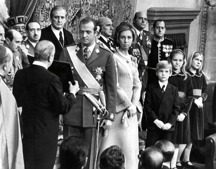 Juan Carlos kröns till kung i Spanien 1975